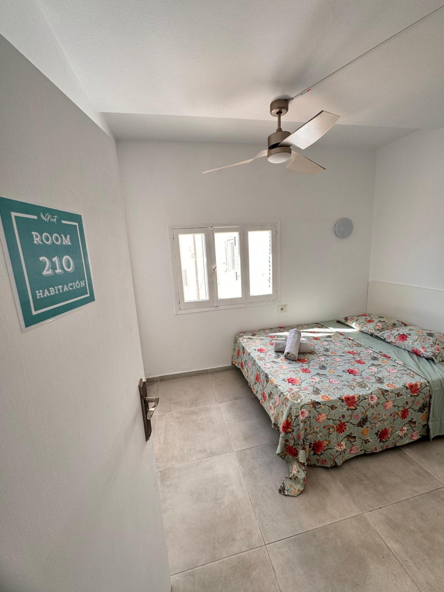 Hotel Hostal Cisne à Sant Antoni de Portmany Extérieur photo
