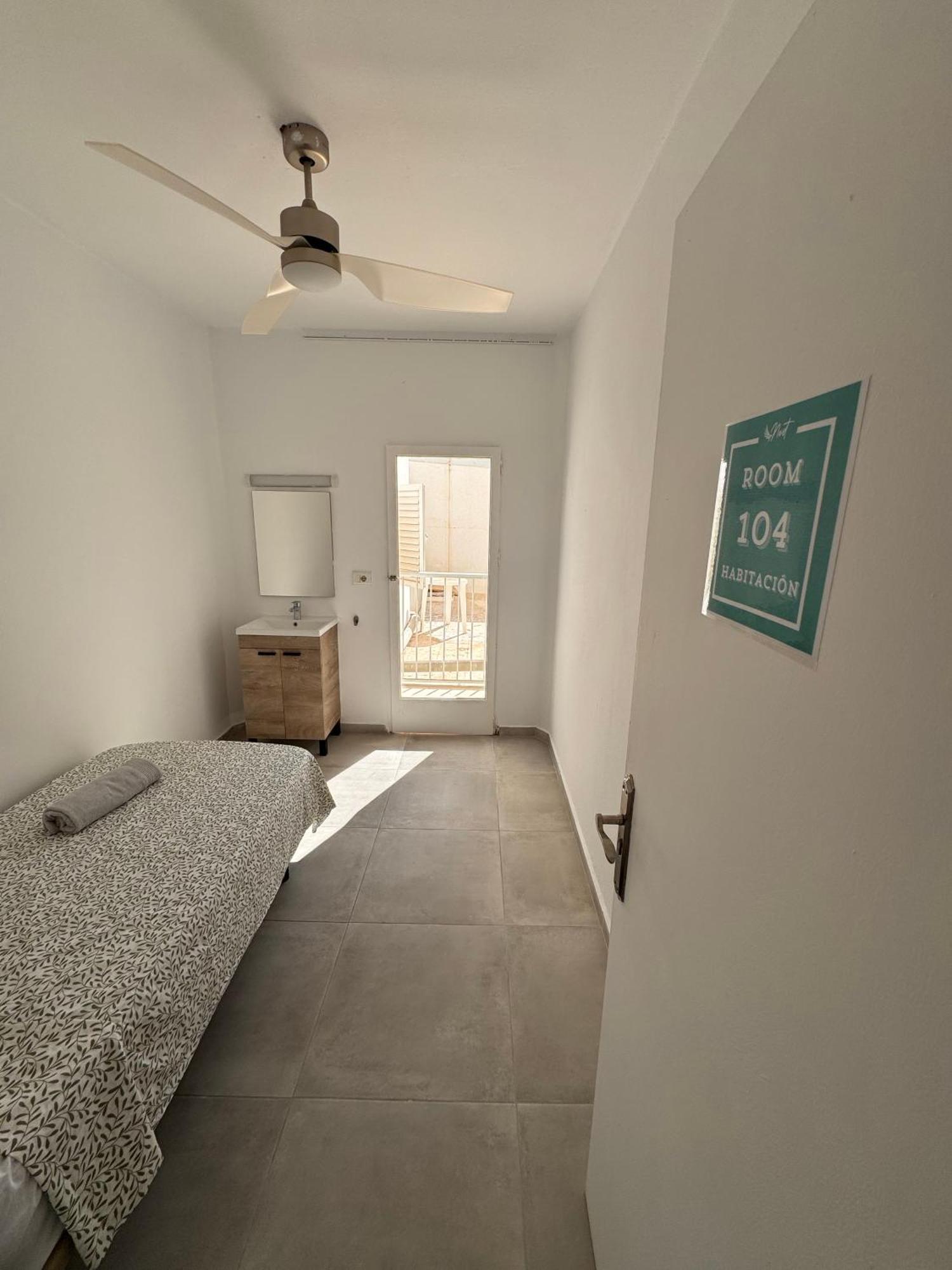 Hotel Hostal Cisne à Sant Antoni de Portmany Extérieur photo